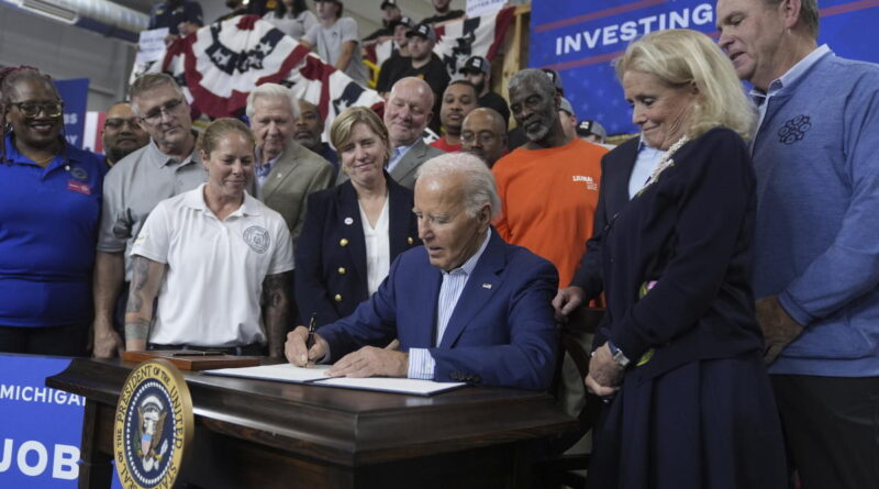 Biden signs 'customary' order prioritizing federal aid for high-wage projects